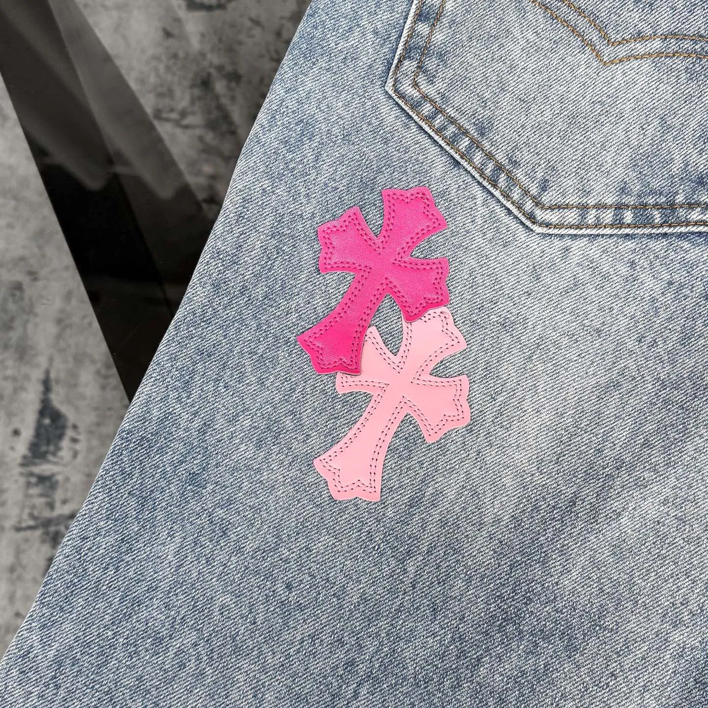 P260 Chrome Hearts 25FW CH Blue Pants Pink Leather Cross Bamboo Jeans. It adopts patchwork elements, mostly in the shape of a cross, and has glitter on the leather surface. Unique design, simple and elegant details, exquisite workmanship, the entire trousers are neatly routed, and the details are in place! It’s also so cool that both men and women can easily control it. It’s a gender-neutral trendy up version. Color: blue pants and pink leather Size: 28 30 32 34 36